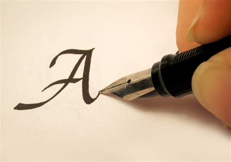 How to Use a Calligraphy Pen: An Insight into the Art of Writing with Elegance